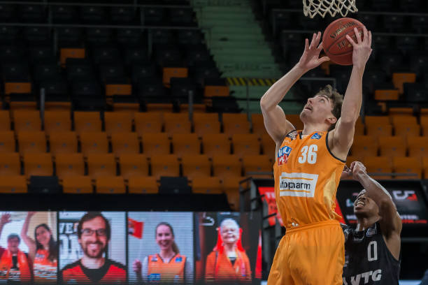 以及他对场 以及他对场